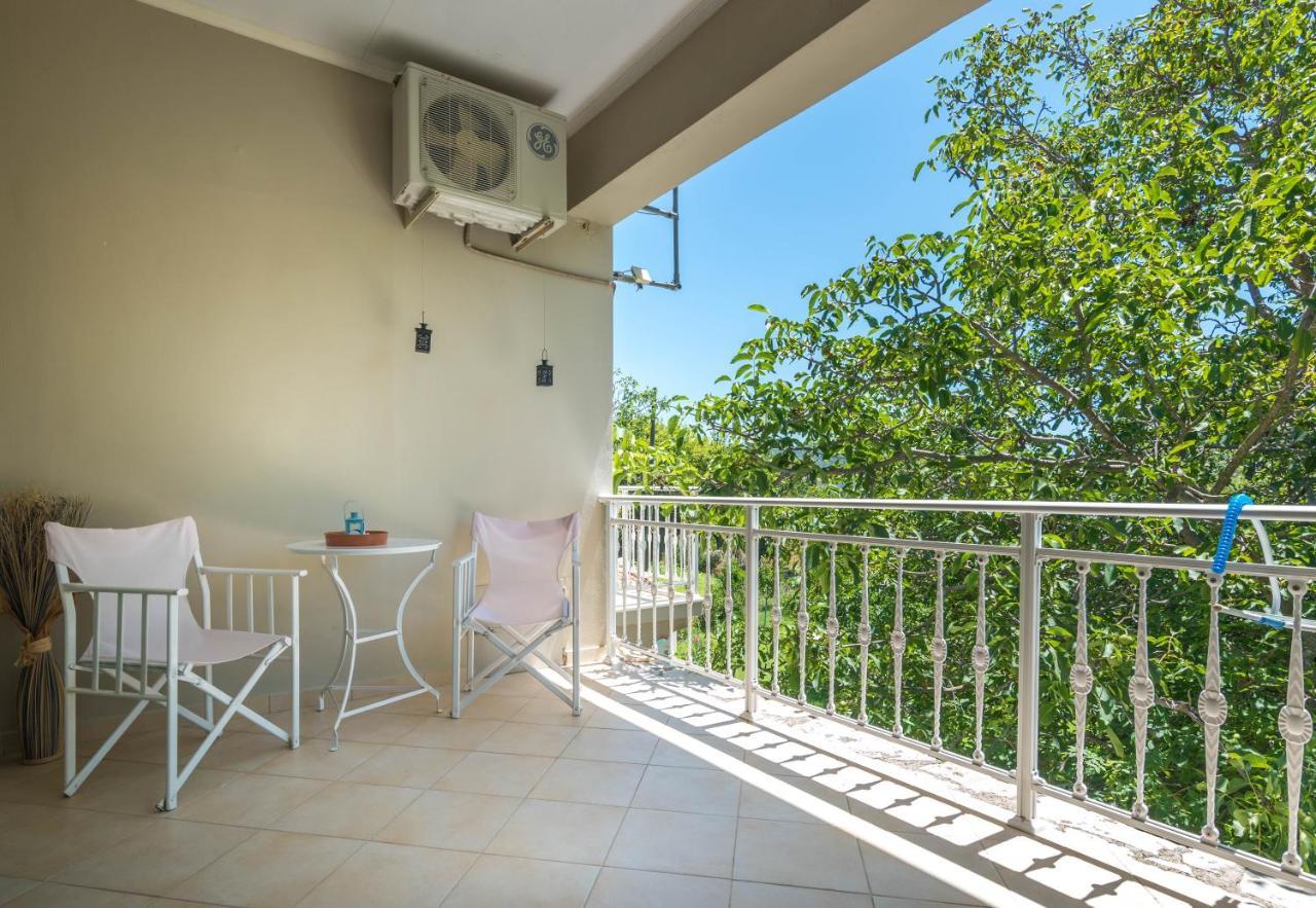 Avelia Blue Apartment Asprogerakata ภายนอก รูปภาพ